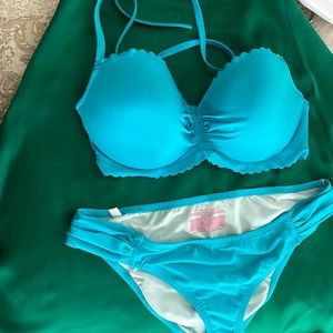 Vibrant blue bikini / large bottoms and 36d néw without tags